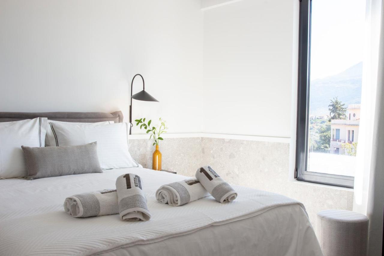 11Suites Aigio Bagian luar foto