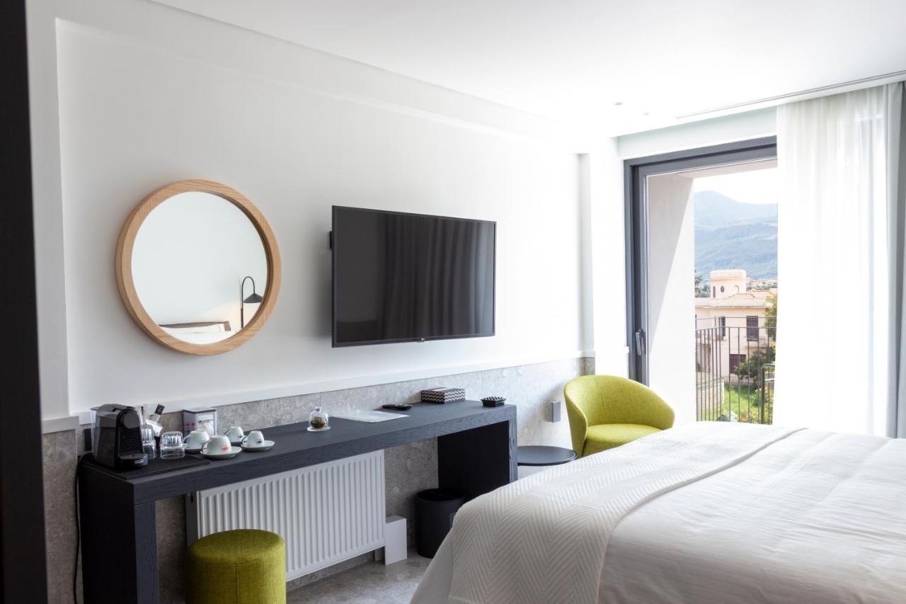 11Suites Aigio Bagian luar foto