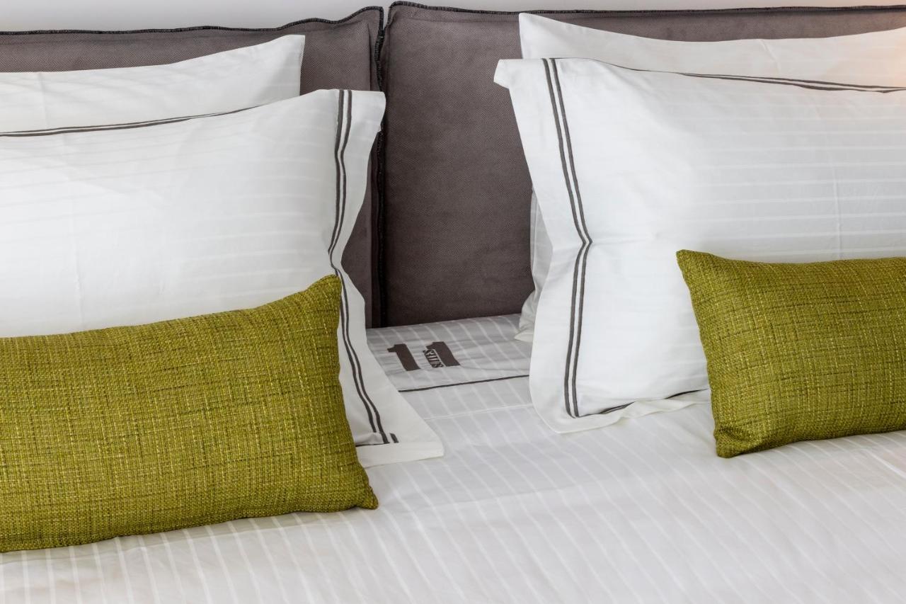 11Suites Aigio Bagian luar foto
